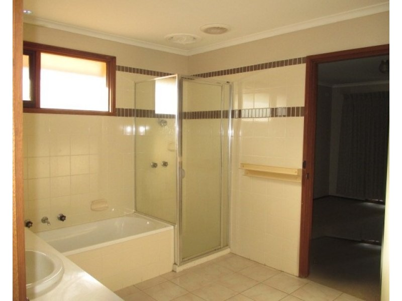 1/2 Reed Court, Endeavour Hills VIC 3802