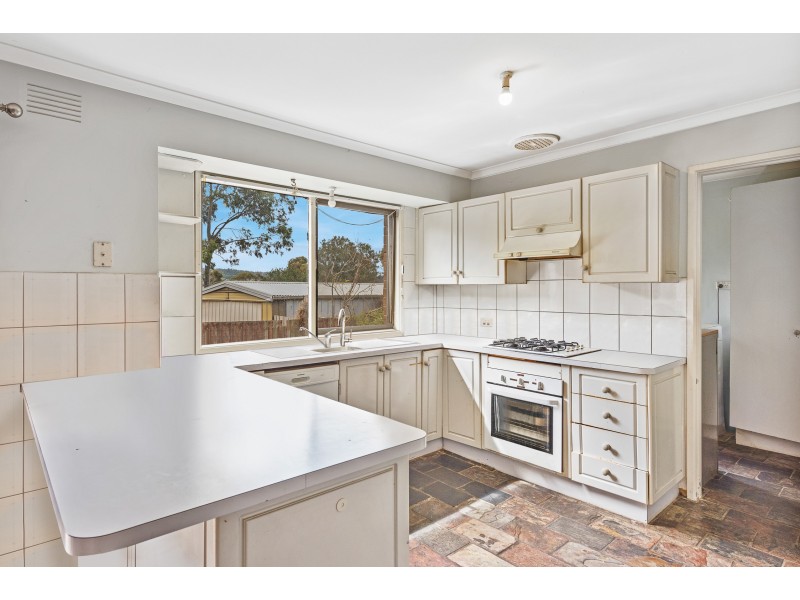 16 Broadwalk Grove, Endeavour Hills VIC 3802