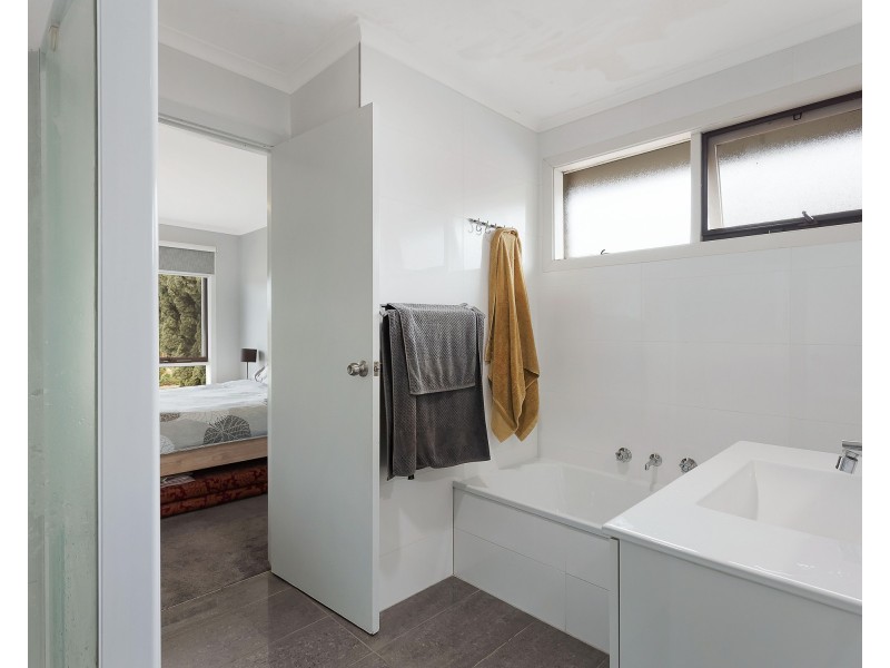 33 Thomas Mitchell Drive, Endeavour Hills VIC 3802