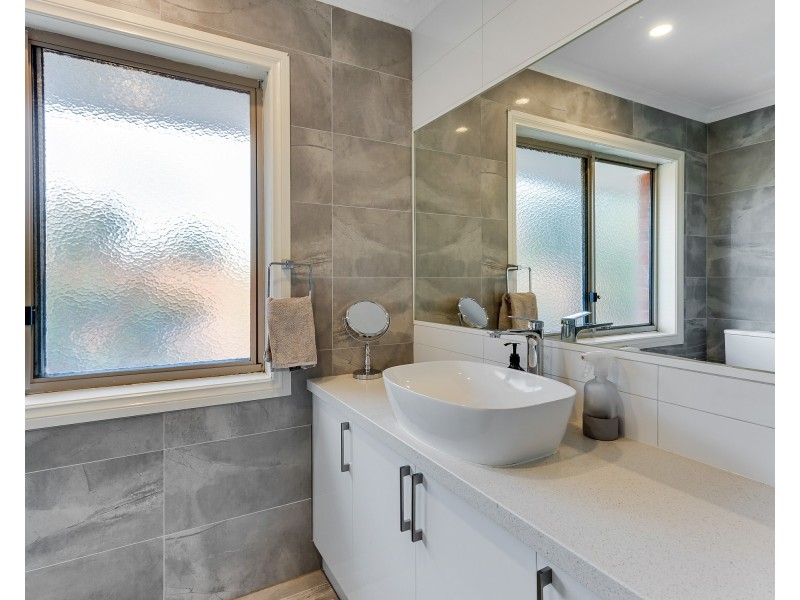 12 Frangipani Close, Endeavour Hills VIC 3802