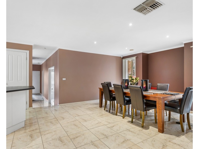 13 Frangipani Close, Endeavour Hills VIC 3802