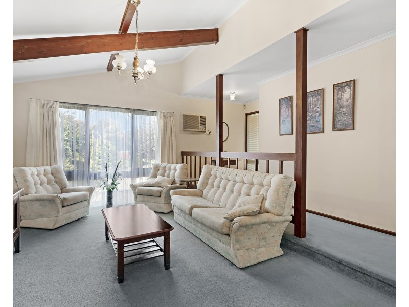 54 Essex Park Drive, Endeavour Hills VIC 3802