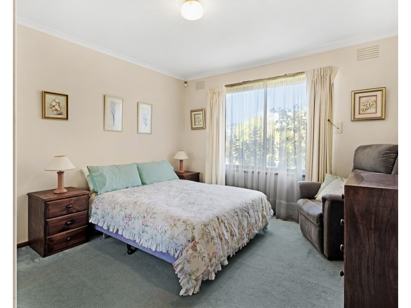 54 Essex Park Drive, Endeavour Hills VIC 3802