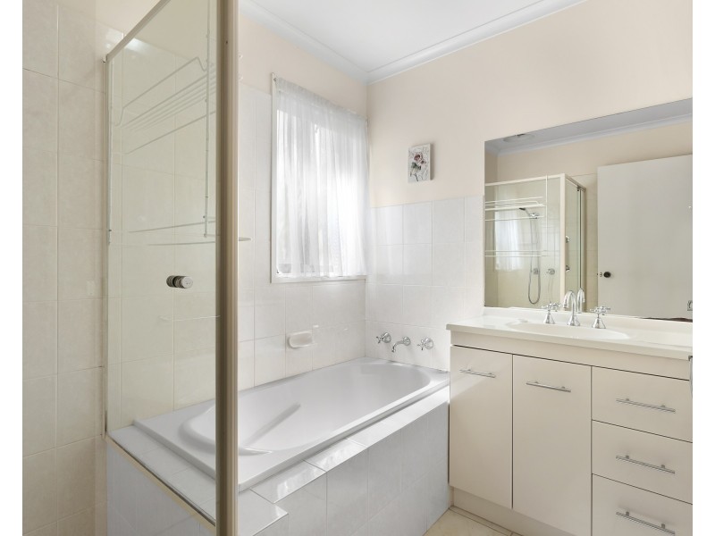 54 Essex Park Drive, Endeavour Hills VIC 3802