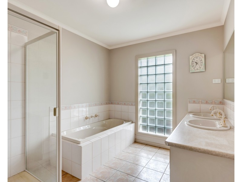 7 Erica Close, Endeavour Hills VIC 3802