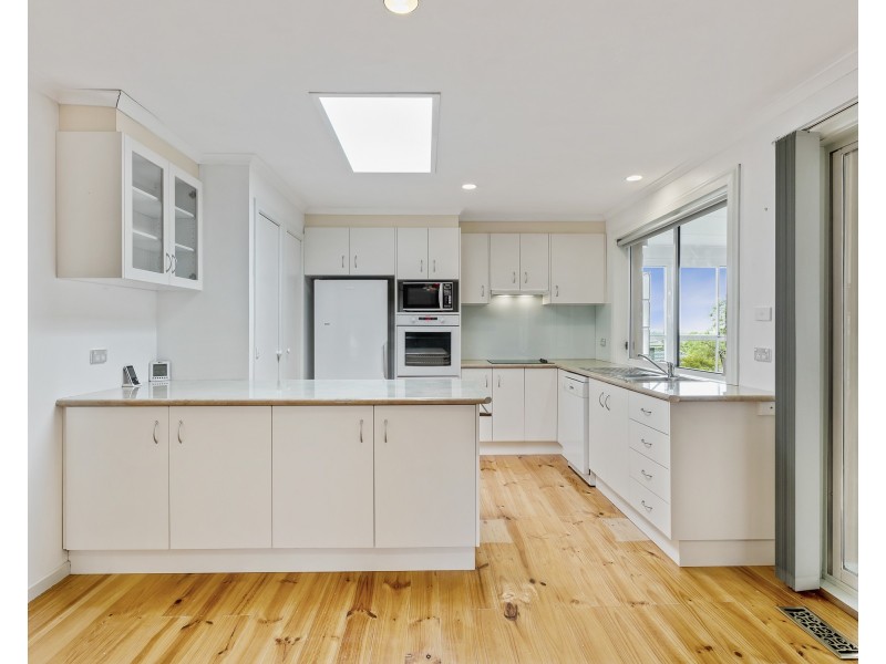 6 Tasman Place, Endeavour Hills VIC 3802