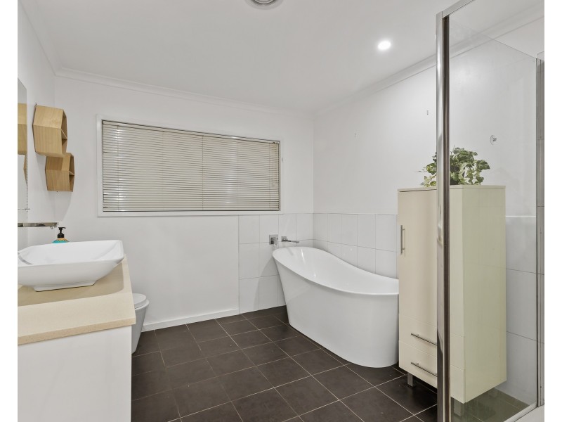 25 Scotsburn Way, Endeavour Hills VIC 3802