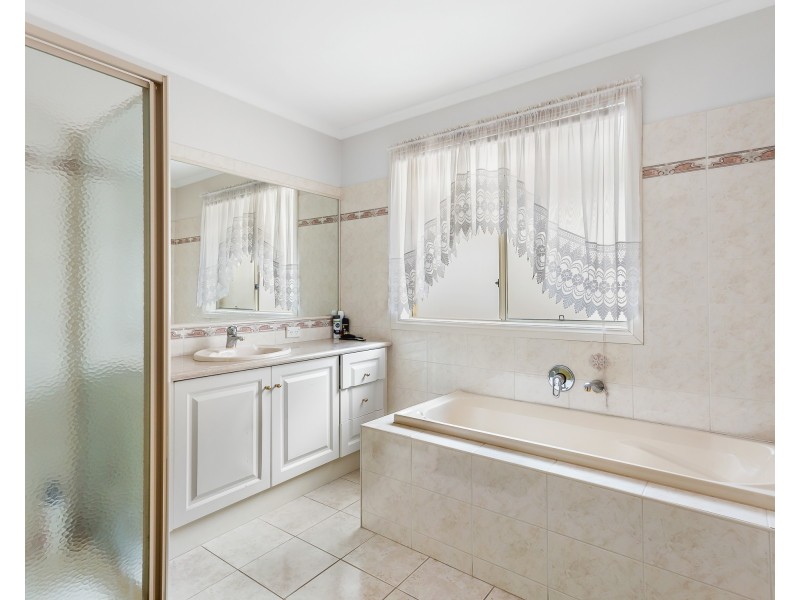 13 Frangipani Close, Endeavour Hills VIC 3802