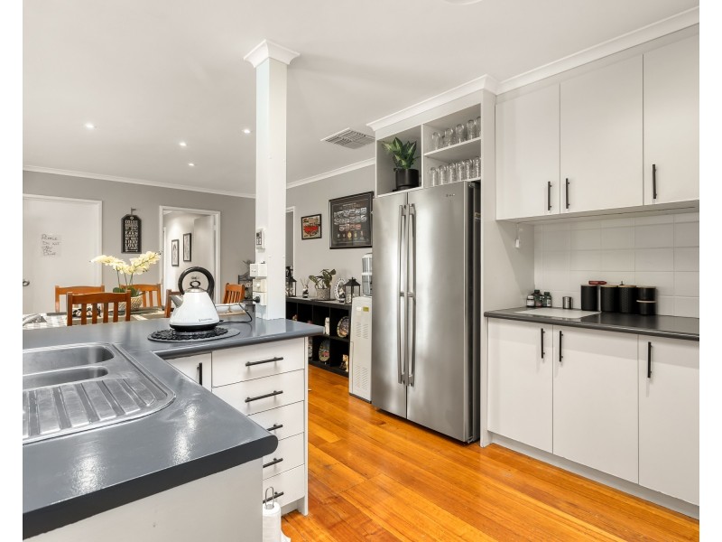 19 Heathmere Crescent, Endeavour Hills VIC 3802