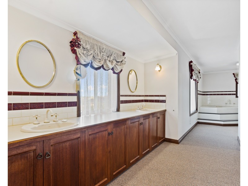 4 Lambert Court, Endeavour Hills VIC 3802