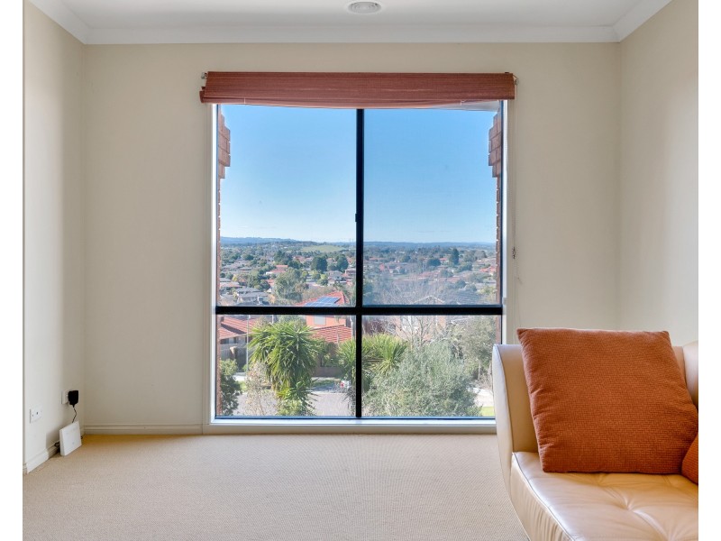 8 Landsborough Close, Endeavour Hills VIC 3802