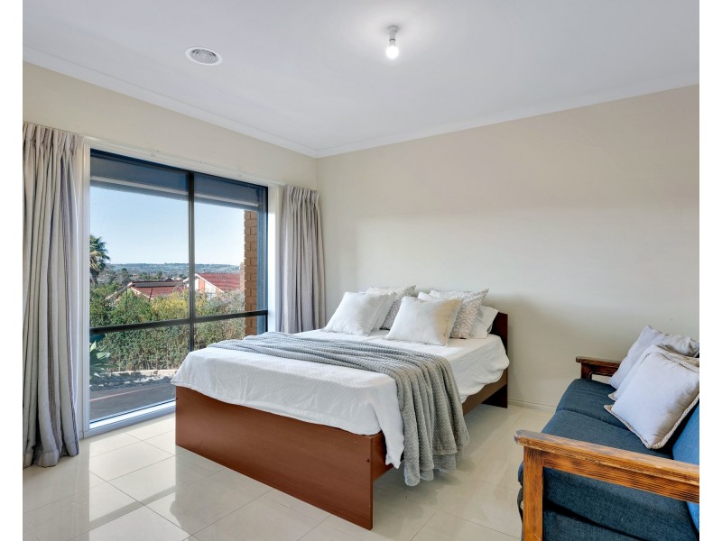 8 Landsborough Close, Endeavour Hills VIC 3802