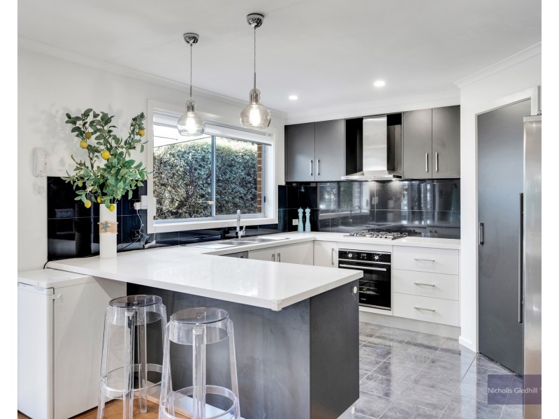 2/8 Kassan Gardens, Endeavour Hills VIC 3802