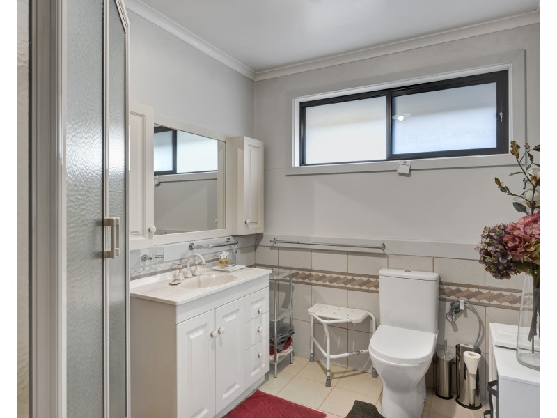 20 Monteith Crescent, Endeavour Hills VIC 3802