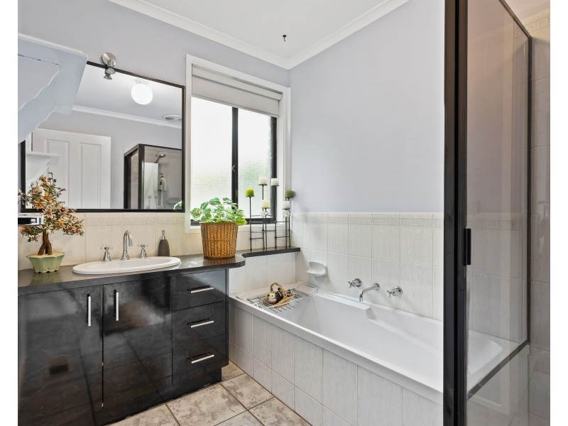 4 Sporing Court, Endeavour Hills VIC 3802