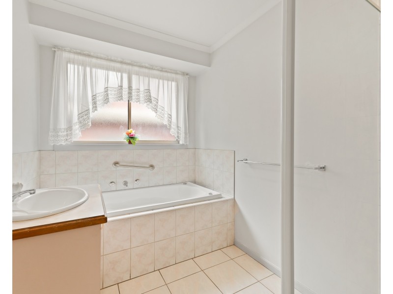 11 Frangipani Close, Endeavour Hills VIC 3802