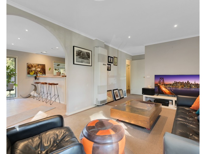 14 Whitestone Court, Endeavour Hills VIC 3802