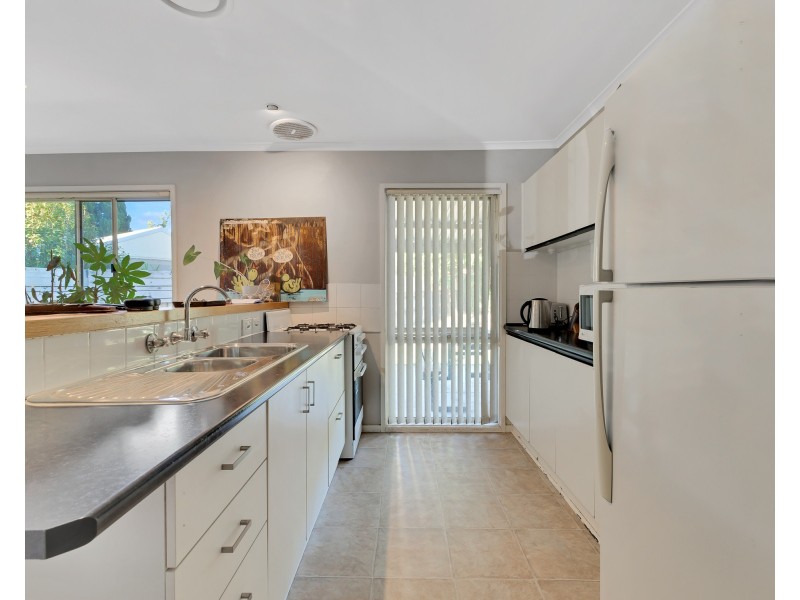 14 Whitestone Court, Endeavour Hills VIC 3802