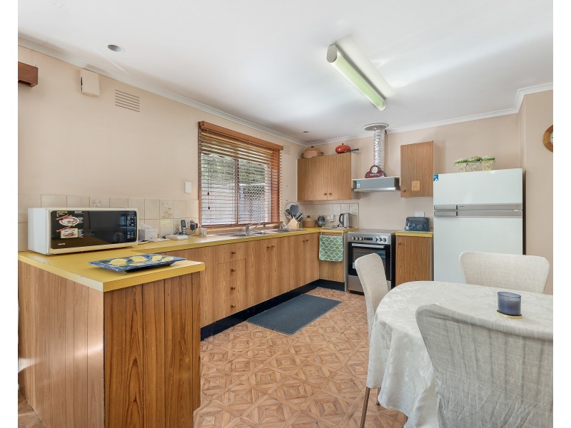 15 William Perry Close, Endeavour Hills VIC 3802