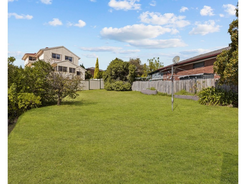 36 Monteith Crescent, Endeavour Hills VIC 3802