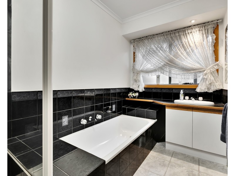 5 Steeple Place, Endeavour Hills VIC 3802
