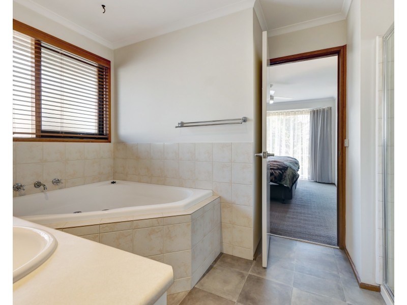 4 Hood Court, Berwick VIC 3806