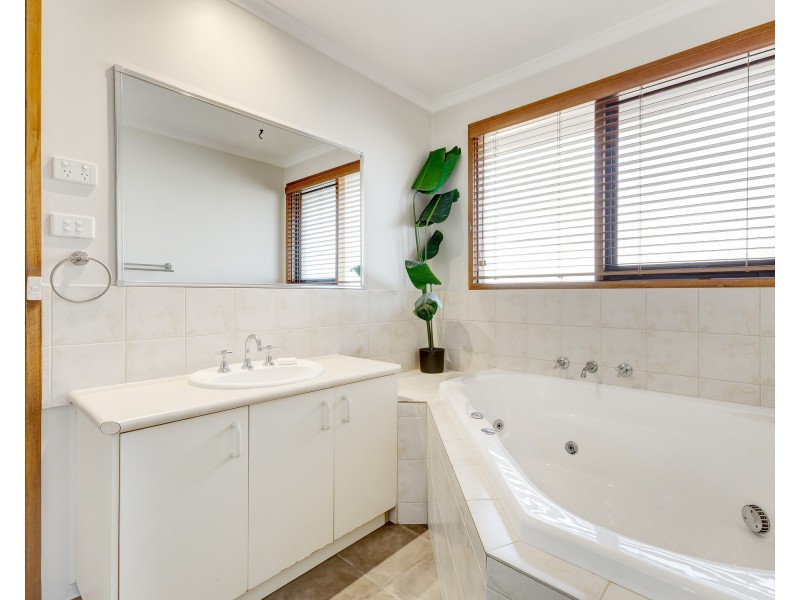 4 Hood Court, Berwick VIC 3806