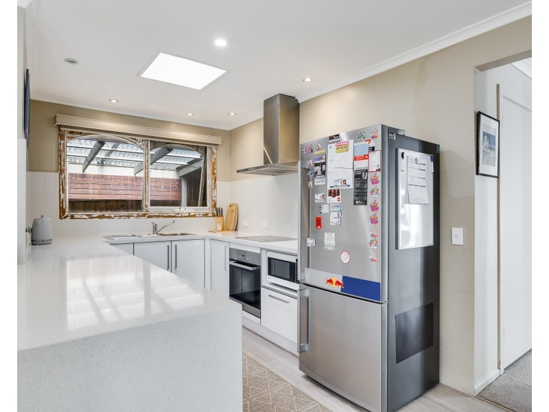 8 Grove End Road, Endeavour Hills VIC 3802