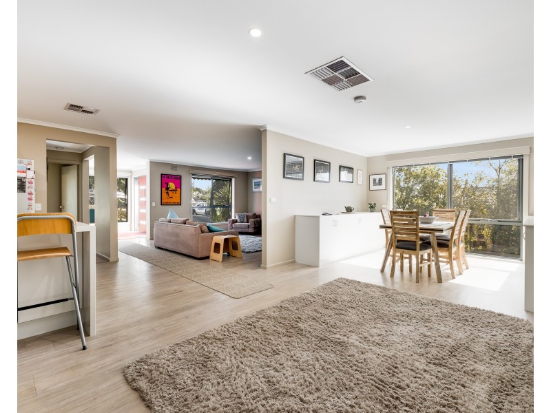 8 Grove End Road, Endeavour Hills VIC 3802