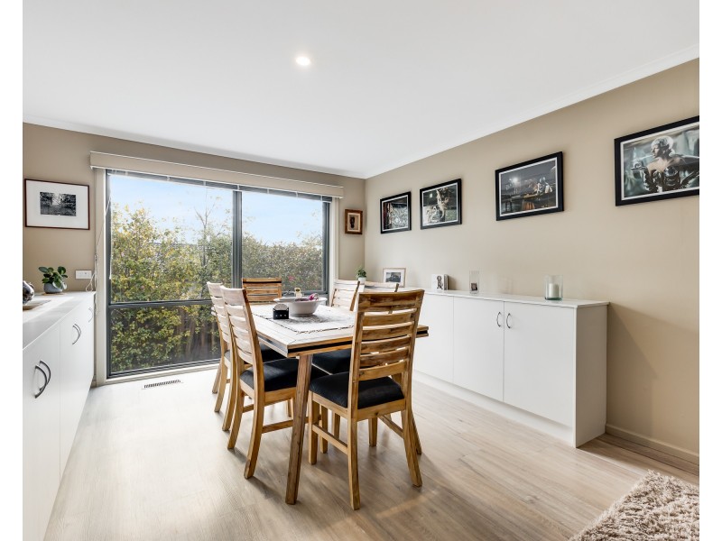 8 Grove End Road, Endeavour Hills VIC 3802