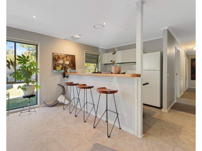 14 Whitestone Court, Endeavour Hills VIC 3802