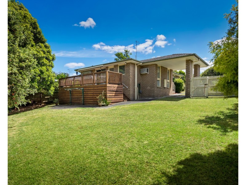 16 Ravenhill Crescent, Endeavour Hills VIC 3802