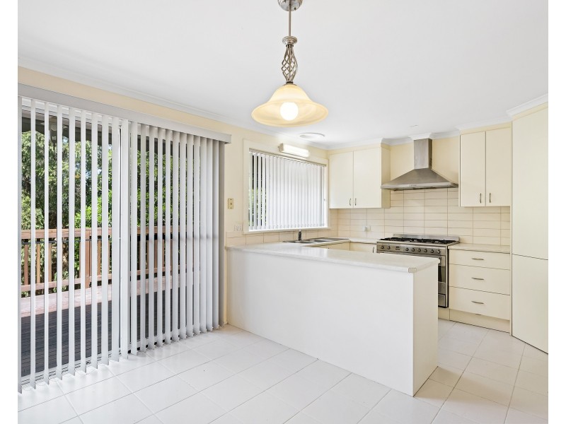 16 Ravenhill Crescent, Endeavour Hills VIC 3802