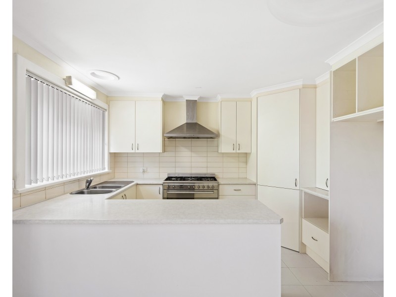 16 Ravenhill Crescent, Endeavour Hills VIC 3802