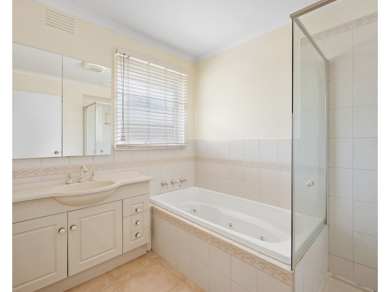 16 Ravenhill Crescent, Endeavour Hills VIC 3802