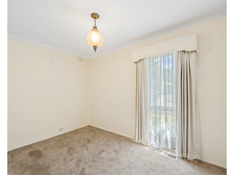 16 Ravenhill Crescent, Endeavour Hills VIC 3802