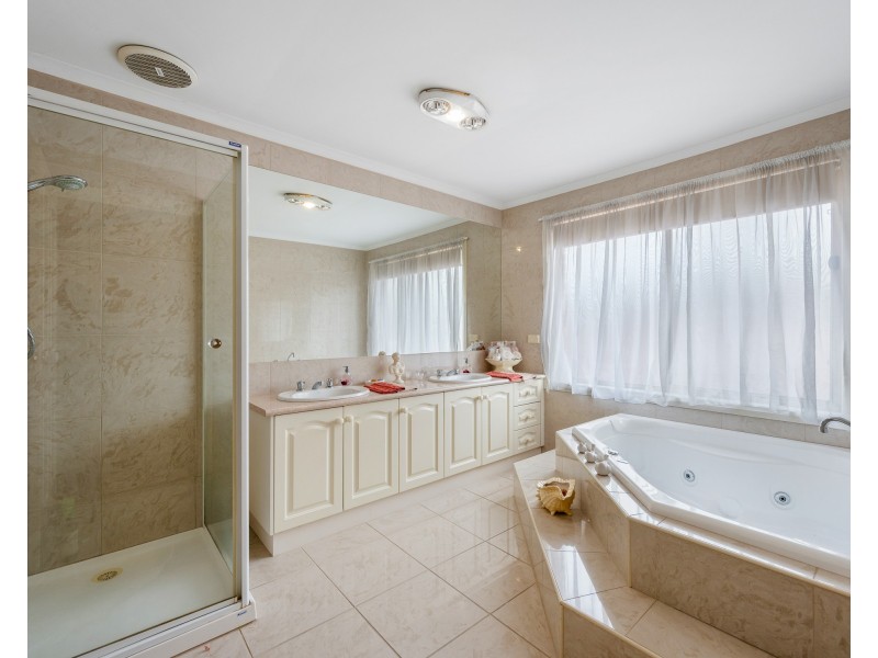 4 Gray Close, Endeavour Hills VIC 3802