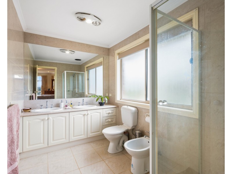 4 Gray Close, Endeavour Hills VIC 3802