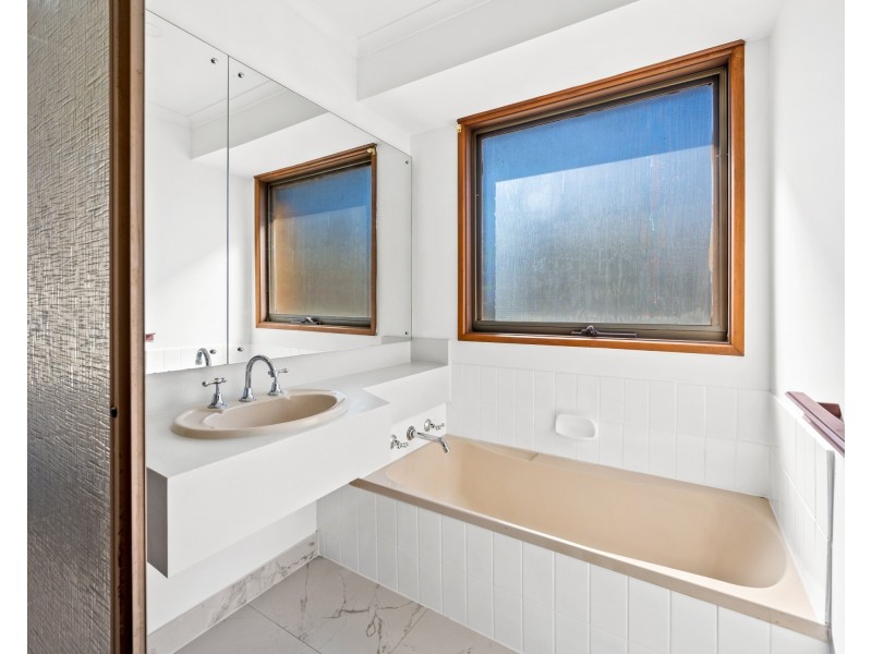 8 Broadwalk Grove, Endeavour Hills VIC 3802