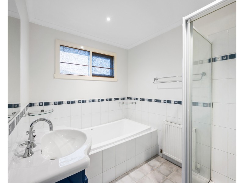 17 Kinkead Crescent, Endeavour Hills VIC 3802