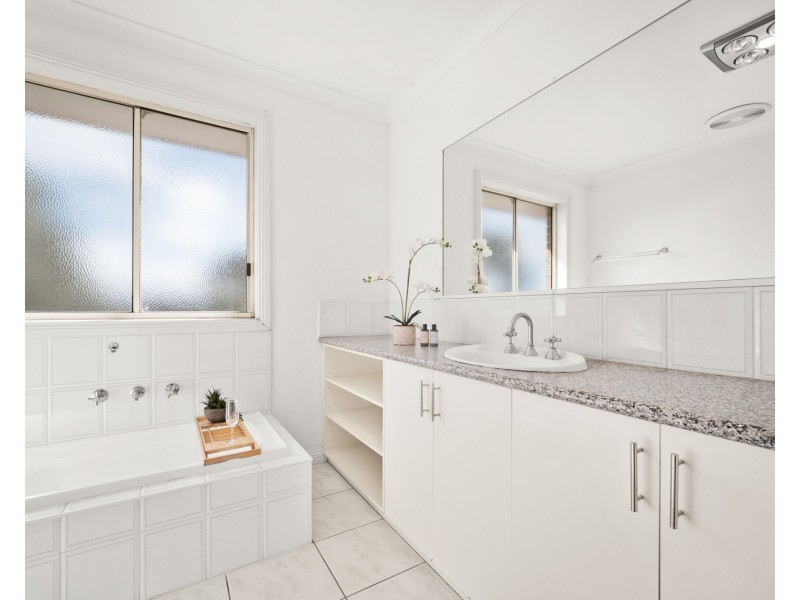 1/60 Arthur Phillip Drive, Endeavour Hills VIC 3802
