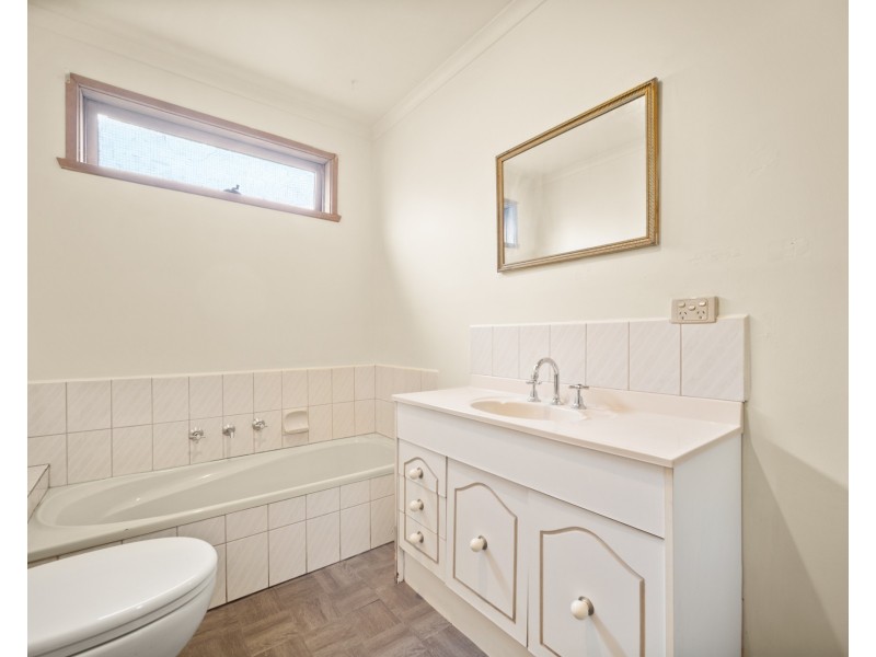 2/4 Bride Avenue, Hampton Park VIC 3976