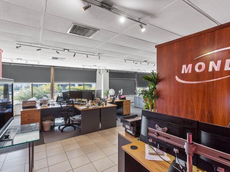 1/8 Pitt Way, Booragoon WA 6154