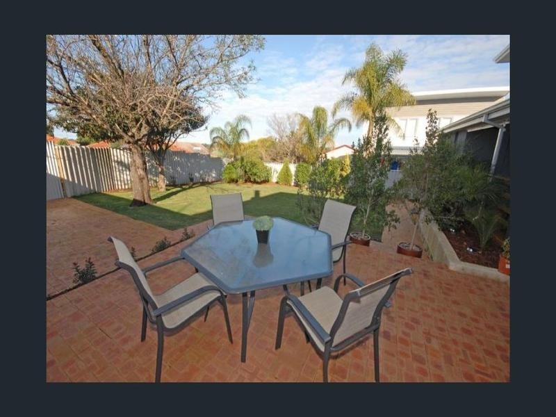 17 Noel Street, Hilton WA 6163