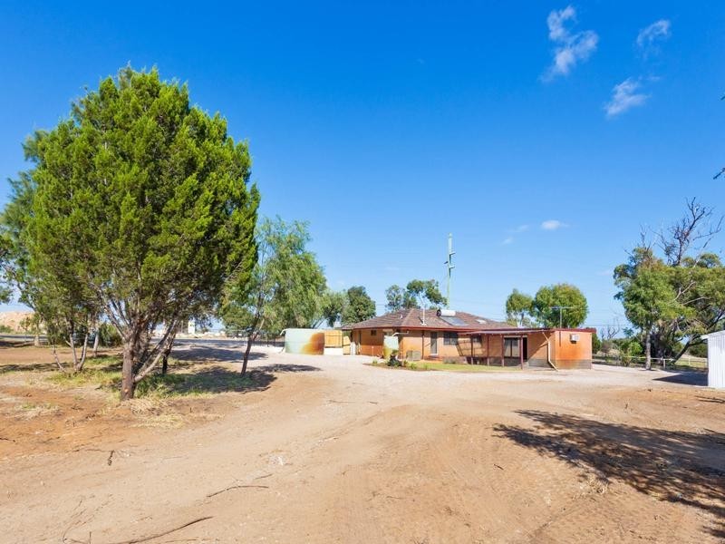 375 Russell Road, Munster WA 6166