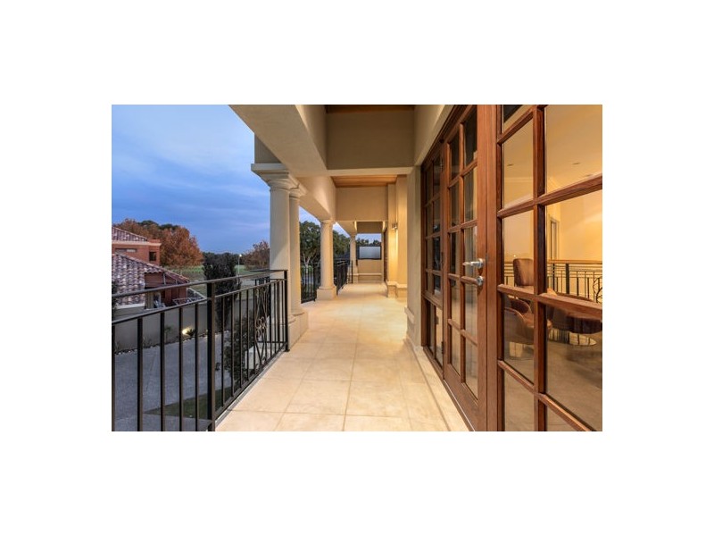 7 Omagh Grove, Waterford WA 6152