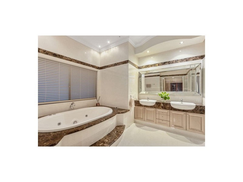 7 Omagh Grove, Waterford WA 6152