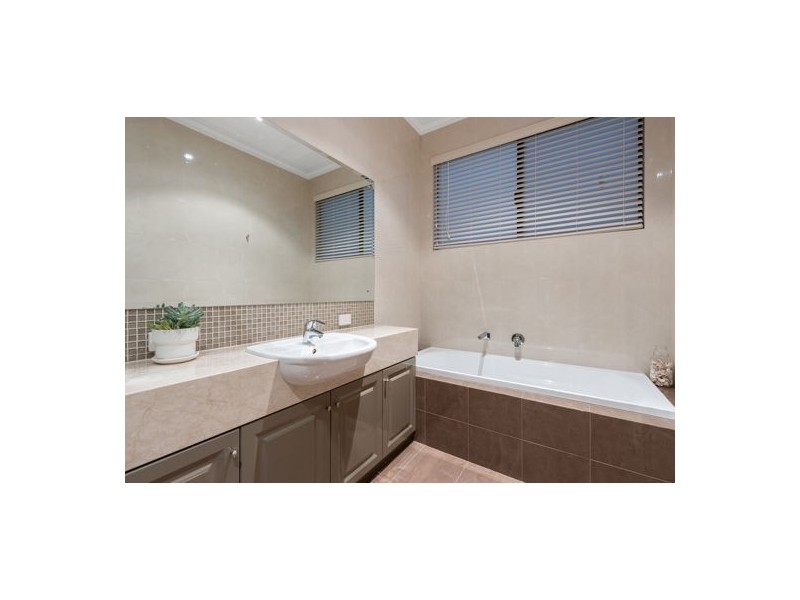 7 Omagh Grove, Waterford WA 6152