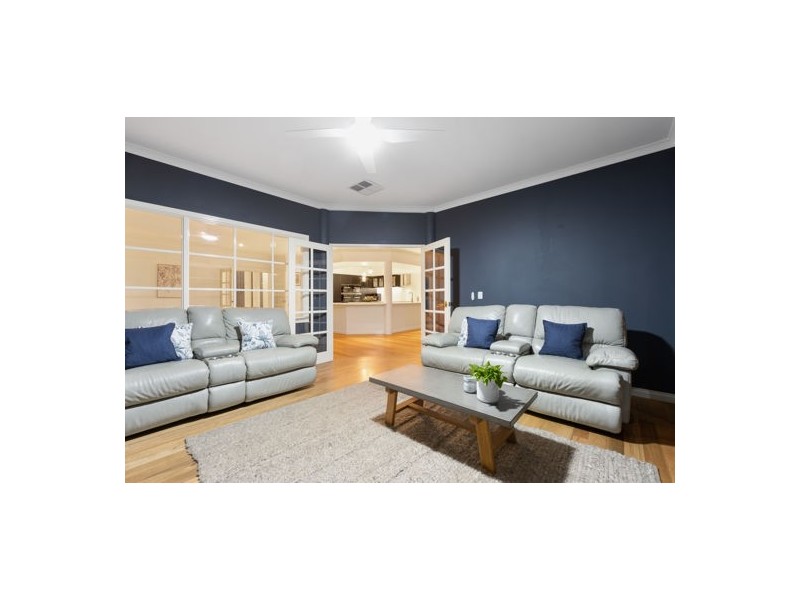 11 Kooralbyn Valley Crescent, Jandakot WA 6164