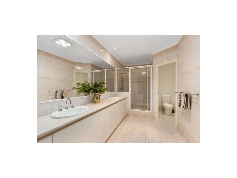 11 Kooralbyn Valley Crescent, Jandakot WA 6164